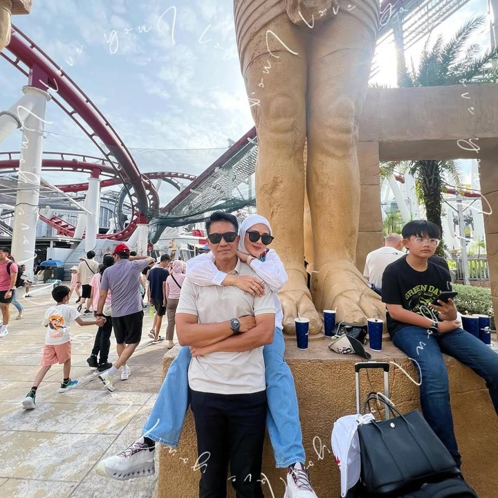 <p>Sama seperti kebanyakan ibu pada umumnya, Juliana mengaku lebih memilih menjaga barang dan menunggu anak-anak bermain. &ldquo;Mama cukup jaga barang saja karena terlalu terlaluuuu seremmm, cukup carousel (komedi putar) aja sama ketemu minion,&rdquo; tulis Juliana, dikutip dari laman Instagram <em>@julianamoechtar,</em> Jumat (18/7/2025).&nbsp;(Foto: Instagram@julianamoechtar)</p>