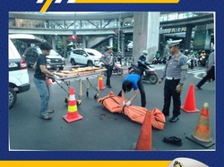 Kecelakaan Mobil Vs Motor di Lampu Merah CSW Jaksel, 1 Orang Tewas