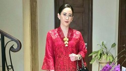 img-title 7 Potret Ninik Istri Sah yang Bongkar Dugaan Perselingkuhan Suami dengan Iris Wullur