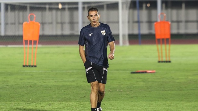 Indonesia U-23 Susah Cetak Gol, Vanenburg Cari Striker Baru Pelatih Timnas Indonesia U-23 Gerald Vanenburg mengatakan ingin mencari penyerang baru setelah hanya memiliki Jens Raven sebagai striker produktif.
