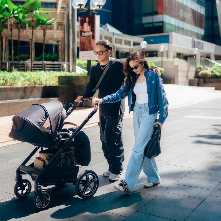 <p>Mahalini dan Rizky Febian baru-baru ini membagikan potret saat liburan bareng bersama Selina di Singapura. Keduanya momong sang putri saat menikmati <em>quality time</em> bersama di sela kesibukan. Secara khusus, Rizky Febian mengungkap rasa bahagianya bisa menghabiskan waktu dengan sang istri dan putri semata wayang. "Selalu senang bersamamu," tulisnya. (Foto: Instagram @rizkyfbian)</p>