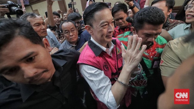 Mantan Menteri Perdagangan Tom Lembong divonis 4,5 tahun penjara dan denda Rp750 juta dalam kasus korupsi impor gula, meski tidak menerima keuntungan pribadi.