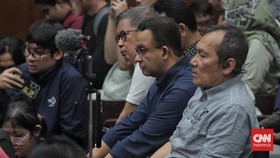 Momen Emosional Ketika Anies Genggam Tangan Tom Lembong yang Diborgol