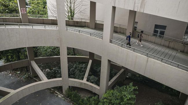 Penjelajahan urban, atau yang disingkat "urbex", adalah hobi para pencari sensasi di perkotaan yang menjelajahi bangunan terbengkalai dan area bobrok tertutup.
