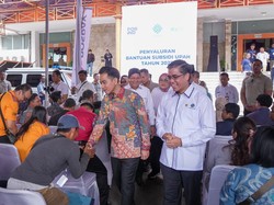 Menaker Dampingi Wapres Tinjau Penyaluran BSU di Kantor Pos Fatmawati