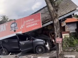 Brak! Warung Babi Guling Hancur Ditabrak Avanza