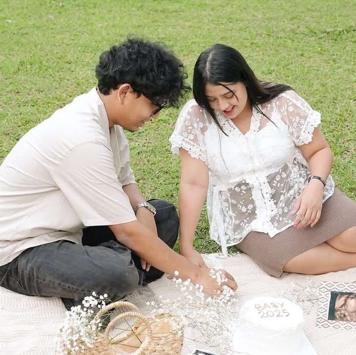 <p>YouTuber Nessie Judge baru saja menggelar intimate gender reveal untuk mengungkap jenis kelamin anak pertamanya ke publik. Seperti diketahui, saat ini Nessie tengah hamil anak pertamanya, Bunda. (Foto: Instagram @nessiejudge)</p>