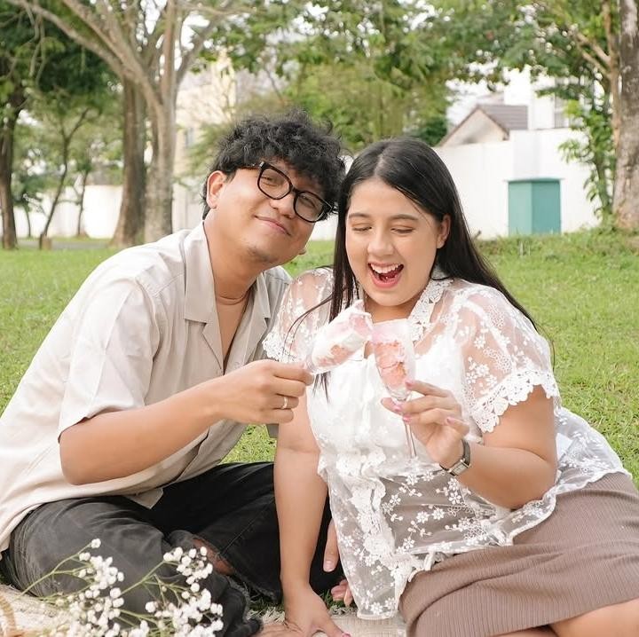 <p>Seperti kata Nessie, tampaknya banyak netizen menebak dengan benar jenis kelamin anak pertamanya ini. "Yey beneran <em>baby girl. Happy for u</em> kak ness dan suami, semoga lancar sampe lahiran," tulis akun @bi***. "Bener apa kataku pasti cewe," ujar @as***. "Kaaaannnnn aku bilang jg apa <em>baby girl</em>," ungkap akun @na***. (Foto: Instagram @nessiejudge)</p>