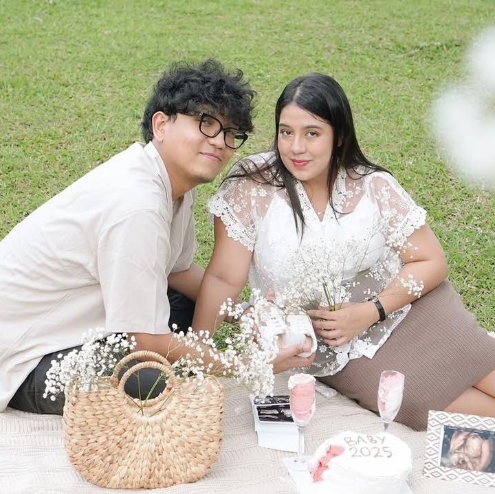 <p>Gender reveal anak pertama Nessie ini digelar secara sederhana tanpa pesta besar. Nessie dan sang suami Andryan Gama mengusung konsep piknik di alam terbuka untuk mengungkap jenis kelamin anak pertama mereka. (Foto: Instagram @nessiejudge)</p>