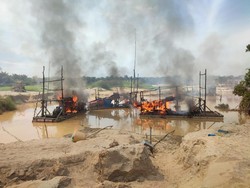 Lagi! Satgas Tertibkan Tambang Emas Ilegal di Bungo, 27 Dompeng Dibakar