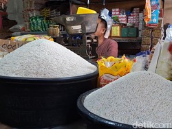 Isu Beras Oplosan Merebak, Pedagang Beras Lokal di Mataram Kebanjiran Order