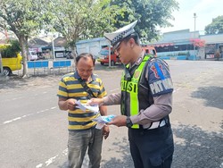 Operasi Patuh Semeru: Polisi Edukasi Sopir Angkot di Terminal Kota Batu