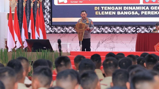 Kapolri Listyo Sigit Prabowo memberikan pembekalan kepada 2.000 Capaja TNI-Polri, tekankan pentingnya sinergitas untuk menghadapi tantangan ke depan.