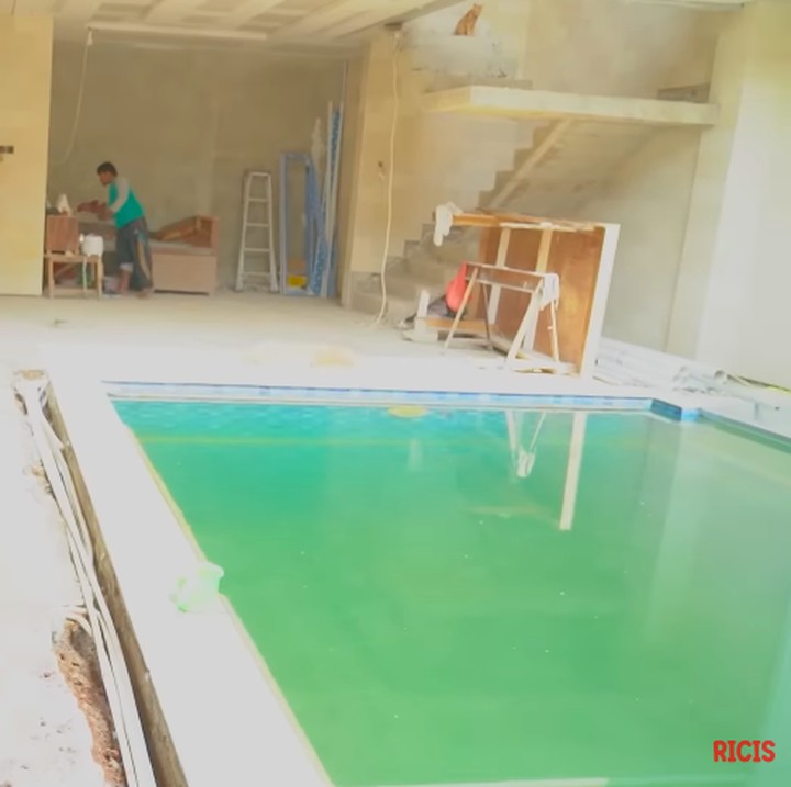 <p>Lantaran dikenal jago berenang dan <em>diving</em>, rumah baru Ricis tentunya dilengkapi dengan fasilitas kolam renang. Menariknya, kolam ini memiliki kedalaman kurang lebih lima meter, lho, Bunda.&nbsp;(Foto: YouTube Ricis Official)</p>
