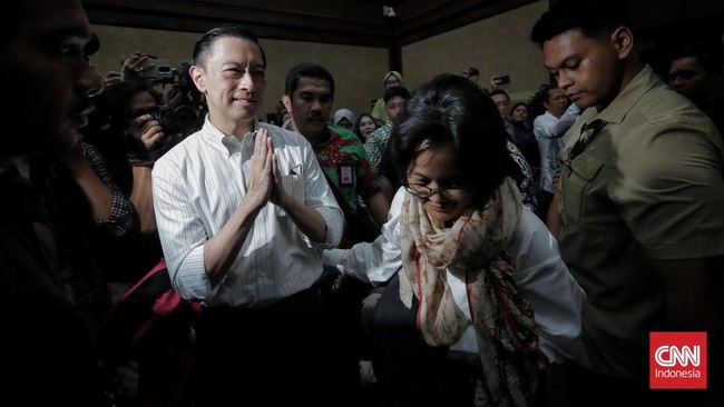 Menteri Perdagangan Thomas Lembong dijatuhi hukuman 4,5 tahun penjara dan denda Rp750 juta oleh Pengadilan Tipikor. Pengunjung sidang menyoraki keputusan ini.