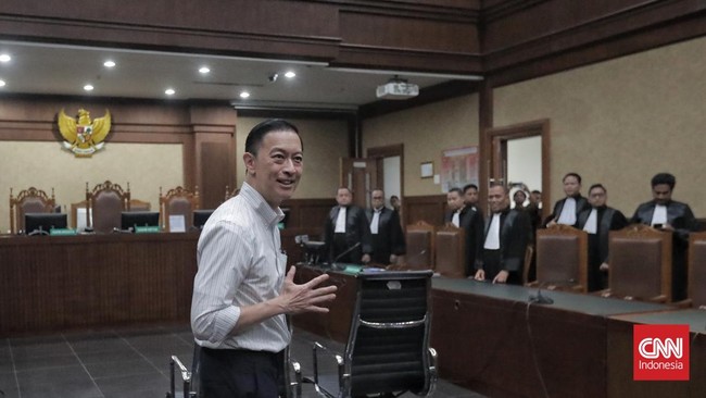 Majelis hakim Tipikor Jakarta menilai Tom Lembong paham penerbitan izin impor ke 8 perusahaan gula swasta melanggar aturan hukum.