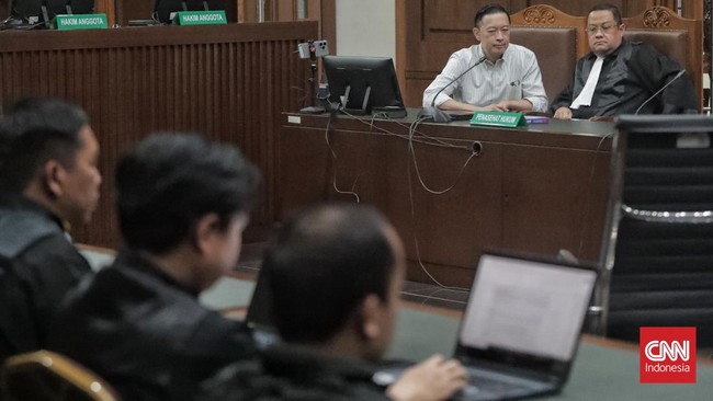 Hakim Tipikor Jakarta menyatakan kerugian negara dalam kasus korupsi impor gula oleh Tom Lembong sebesar Rp194,71 miliar, lebih rendah dari tuntutan JPU.