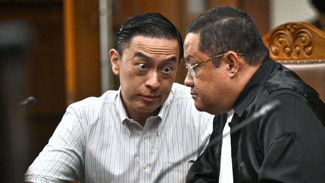 Berkas Putusan Hakim untuk Tom Lembong Capai 1.000 Halaman Mantan Menteri Perdagangan Tom Lembong menghadapi lebih dari 1.000 halaman putusan terkait kasus korupsi impor gula. Ia dituntut tujuh tahun penjara.
