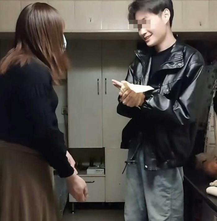 Sosok Sister Hong alias Uncle Red viral menghebohkan warganet. Pria asal Nanjing, Cina ini menyebarkan konten tak senonoh yang menampilkan dirinya berhubungan seksual sambil menyamar sebagai wanita.