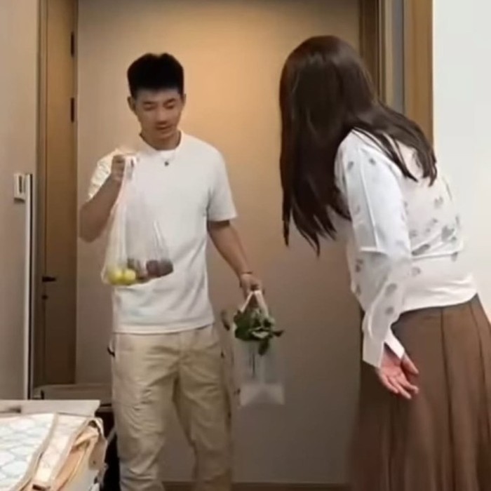 Sosok Sister Hong alias Uncle Red viral menghebohkan warganet. Pria asal Nanjing, Cina ini menyebarkan konten tak senonoh yang menampilkan dirinya berhubungan seksual sambil menyamar sebagai wanita.
