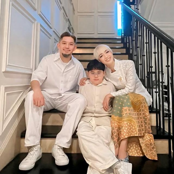 <p>Kebersamaan Intan Ayu bersama suami dan anaknya memang terlihat tampak begitu hangat. Dalam unggahan di Instagramnya, Intan menuliskan pesan cinta yang menyentuh hati untuk sang putra, Keano. "Tidak peduli berapa pun usia kamu. Kamu adalah kebahagiaan bagi aku selamanya. Biarkan dirimu tumbuh dengan indah, sehat, cemerlang, bahagia, dan beruntung. Aku menjadi ibu yang sangat beruntung karena kamu menjadi putraku," tulis Intan. (Foto: Instagram @tanayudjanuismadi)</p>