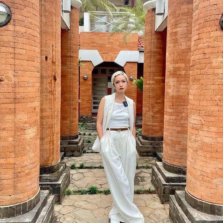 <p>Dalam potret ini, Intan Ayu kembali menunjukkan gayanya lewat <em>outfit</em> <em>full white</em> yang dikenakannya. Meski tampil serba putih, aura <em>edgy</em> dan unik khas Intan masih tetap terpancar jelas, ya. (Foto: Instagram @tanayudjanuismadi)</p>