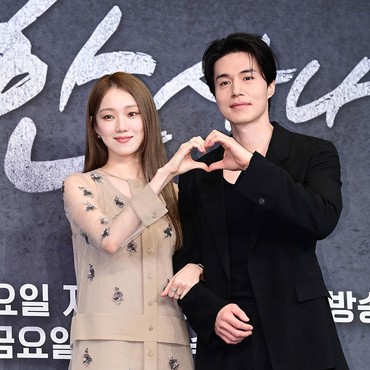Canggung Saat Diminta Pose Mesra dengan Lee Sung Kyung, Lee Dong Wook Bikin Warganet Gemas