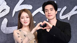 Canggung Saat Diminta Pose Mesra dengan Lee Sung Kyung, Lee Dong Wook Bikin Warganet Gemas