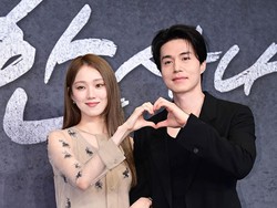 Canggung Saat Diminta Pose Mesra dengan Lee Sung Kyung, Lee Dong Wook Bikin Warganet Gemas