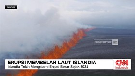 VIDEO: Momen Erupsi Membelah Laut Islandia