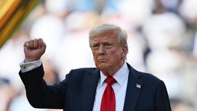 Tangan Trump Mendadak Memar-Kaki Bengkak, Apa Penyebabnya?