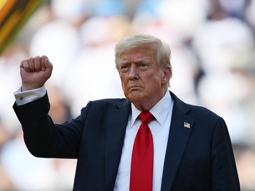 Tangan Trump Mendadak Memar-Kaki Bengkak, Apa Penyebabnya?