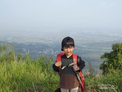 Cerita Azril, si Petualang Cilik Menaklukkan Gunung Tilu
