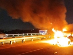 Xenia Terbakar Usai Kecelakaan, Lalin di Tol Jombang-Mojokerto Merayap