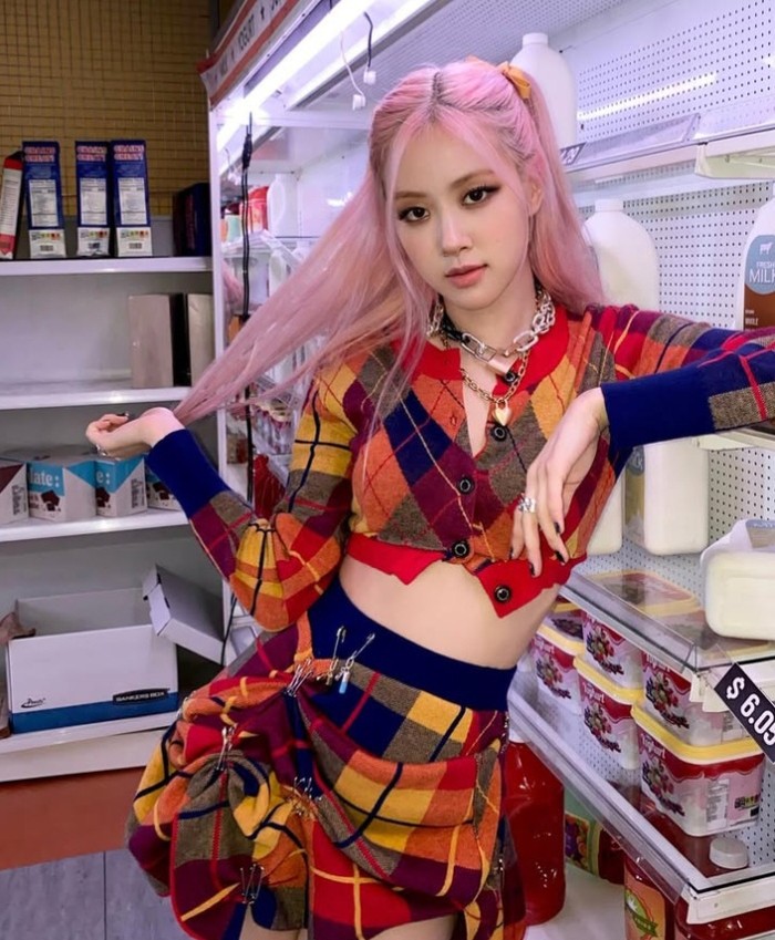 Identik dengan rambut blonde, Rose ‘BLACKPINK’ mengejutkan penggemar dengan rambut pink pada MV ‘Lovesick Girls’/Foto: instagram.com/roses_are_rosie