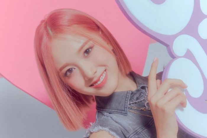 Jang Ye Eun atau kerap disapa dengan nama panggung J ‘STAYC’, tampil fresh dengan rambut bob pink ketika mempromosikan lagu 'ASAP'. Rambut pink menjadi salah satu tampilan ikoniknya/Foto: soompi.com