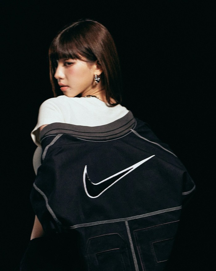 Dalam menyambut kehadiran Karina, Nike juga merilis foto-foto Karina yang tampil stunning dalam outfit Nike sembari membagikan kisah inspiratif tentang perjuangannya sebagai entertainer yang punya semangat layaknya atlet.”/Foto: Instagram.com/hypebeastkr