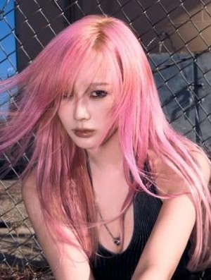 8 Idol K-Pop yang Tampil Ikonik dengan Rambut Pink, Ada Idola Kamu?