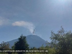Gunung Ile Lewotolok Meletus 40 Kali Siang Ini, Jendela Rumah Bergetar