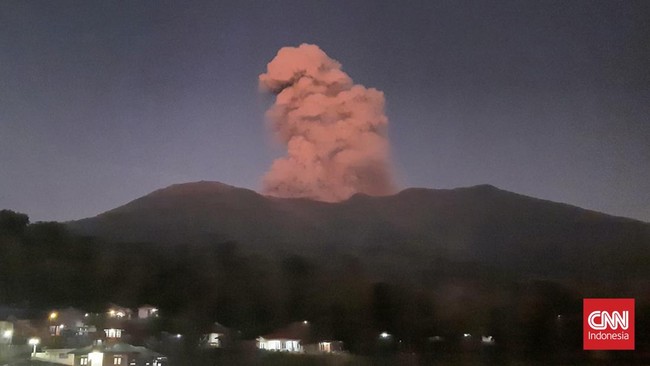 Gunung Marapi Erupsi, Semburkan Kolom Abu hingga 1,2 Km dari Puncak Gunung Marapi di Kabupaten Agam dan Kabupaten Tanah Datar, Provinsi Sumatra Barat, meletus pada Minggu (7/9) malam memicu kolom abu setinggi 1,2 kilometer.