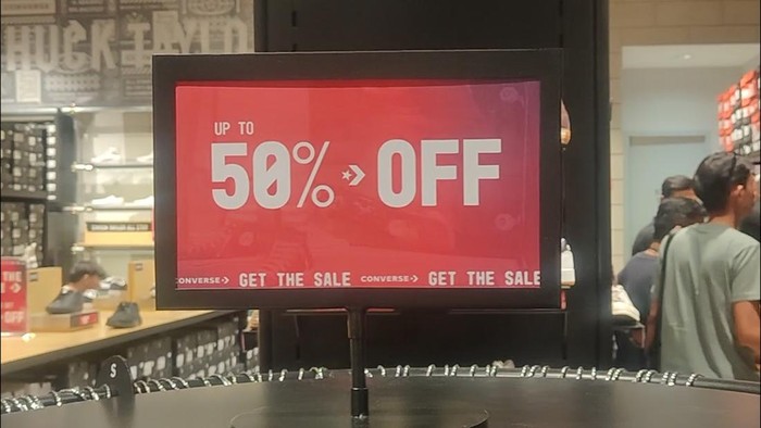 Persaingan bisnis digital mendorong inovasi. Pelaku usaha perlu memahami perbedaan flash sale dan diskon biasa untuk meningkatkan penjualan dan profitabilitas.