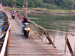 Vitalnya Jembatan Apung Pemangkas Jarak Warga di Sidoarjo dan Mojokerto