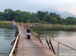 Video: Melihat Jembatan Apung di Sidoarjo, Jadi Akses Vital Menuju Mojokerto