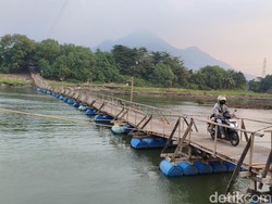 Jembatan Apung di Sidoarjo Jadi Akses Vital Warga Menuju Mojokerto