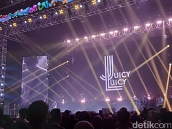 Juicy Luicy Hentak Penonton Pensi SKYAVENUE 2025