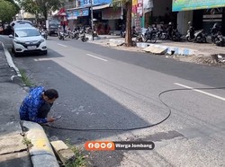 Viral Kabel Provider Menjuntai Ganggu Pengguna Jalan di Jombang