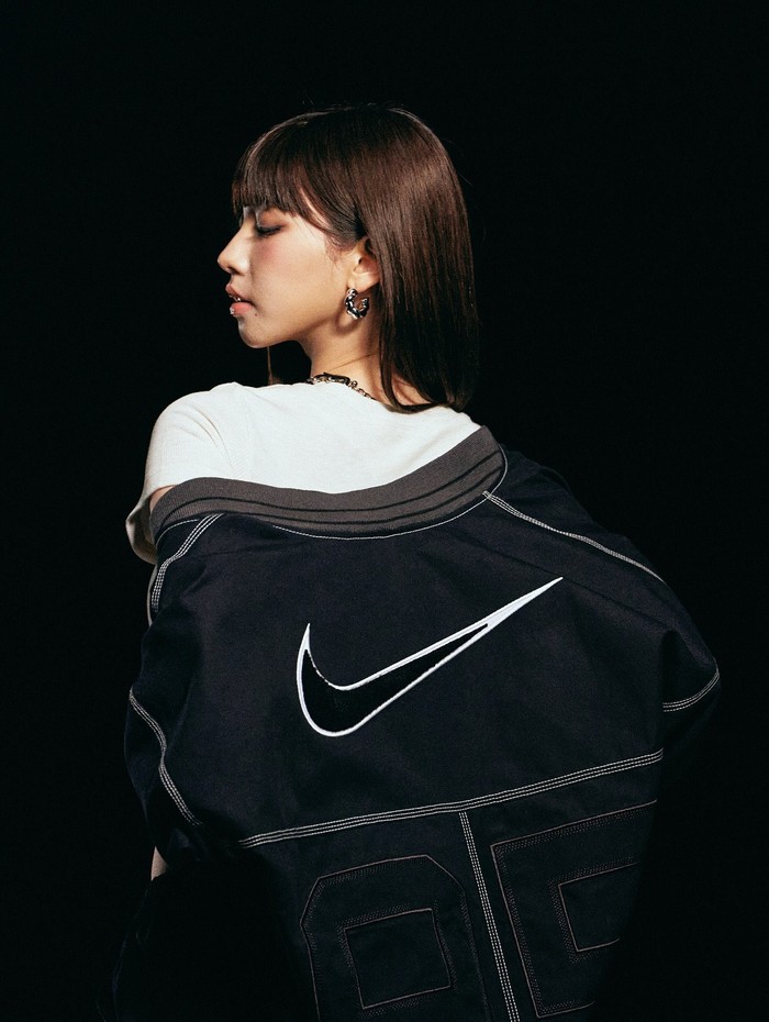 Karina harap kolaborasinya dengan Nike bisa menginspirasi banyak orang untuk terus percaya diri dan berani melangkah keluar dari stereotip. “Kalau kamu punya mimpi, terus kejar tanpa ragu,” ungkap Karina./Foto: Instagram.com/hypebeastkr