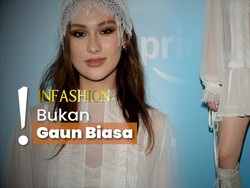 Tampil Edgy Feminin, Lola Tung Usung Gaya Wrong Shoe