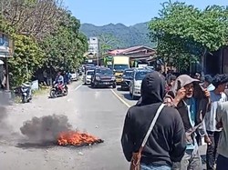 Warga Demo Tutup Jalan gegara Wabup Majene Mau Mutasi ASN Gagal ke Ulumanda