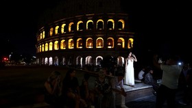 FOTO: Kecantikan di Balik Kegagahan Colosseum Roma Kala Malam